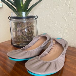 TIEKS SIZE 10, TAUPE AND TURQUOISE.